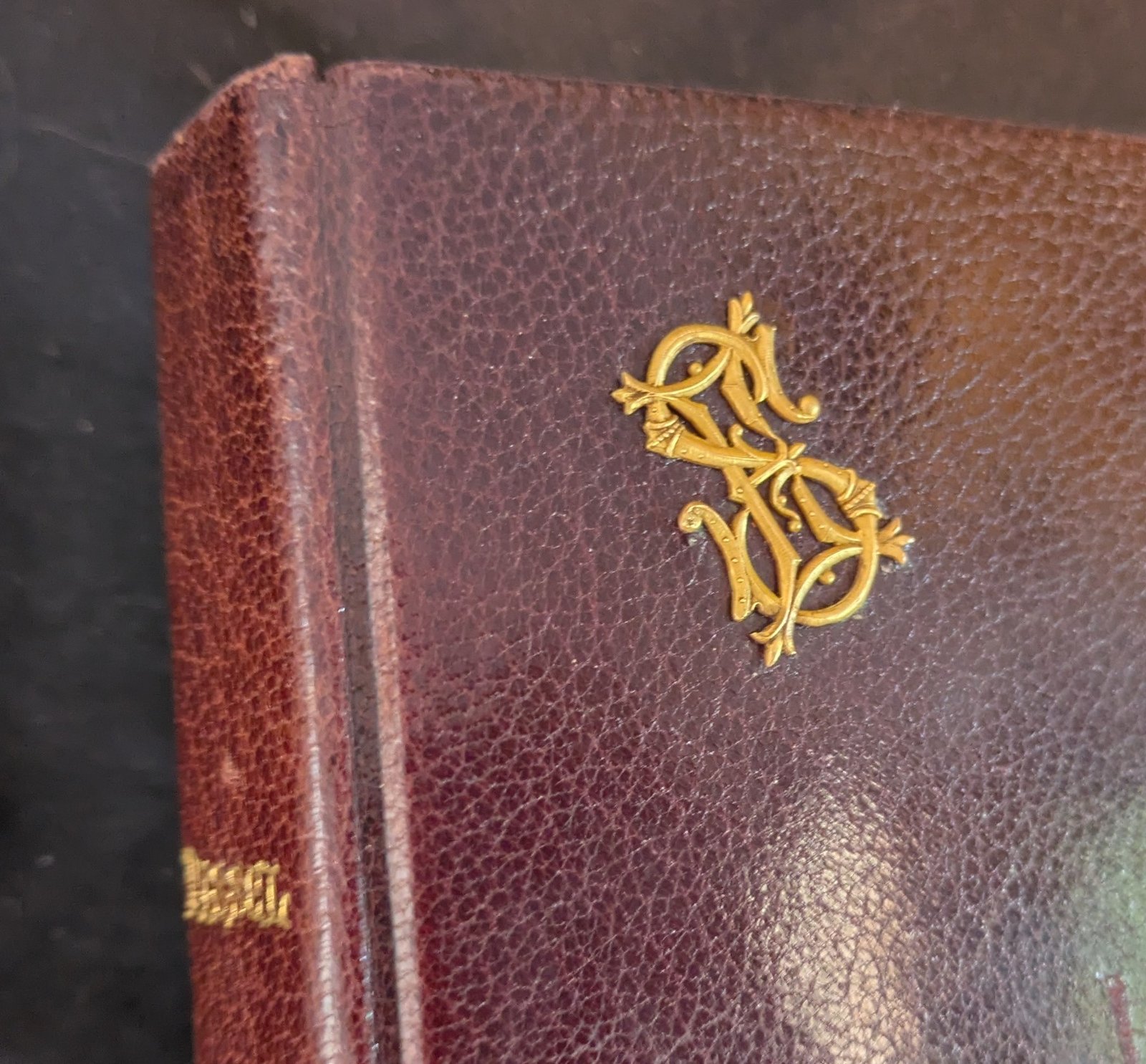 Monogramme sur la page de garde d'un missel