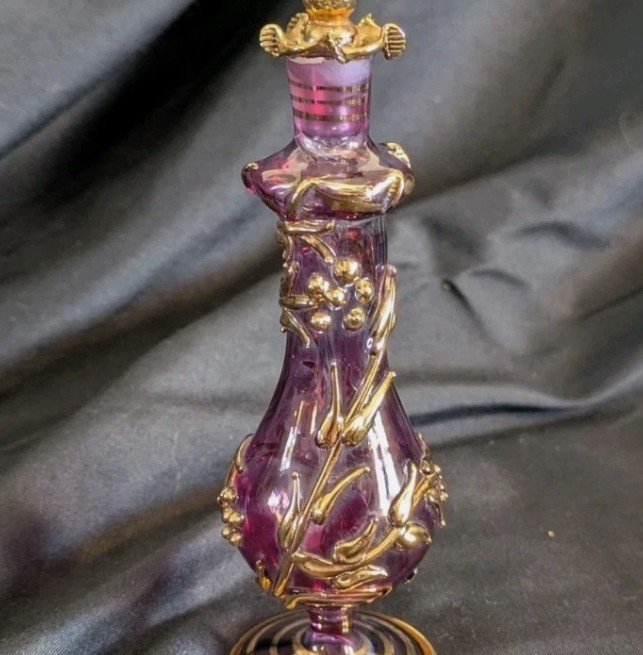 Gravures, dorures et décors en relief