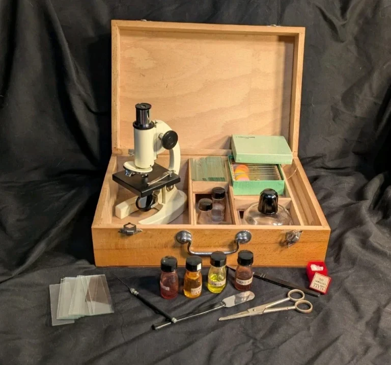 Microscope Optico Paris vintage avec accessoires